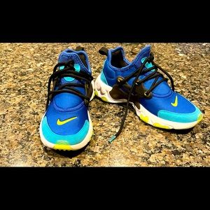 Boys Nike sneaker size 6